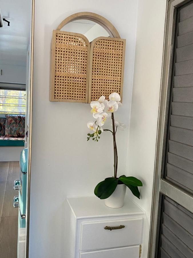Alice & Elvis, Crescent Head, Retro Caravans With Deck, Bathroom & Outdoor Bath In A Bush Setting Near The Campsite Crescent Head