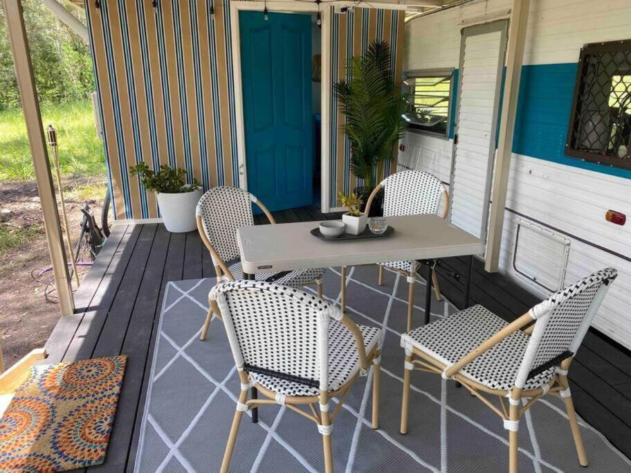 Alice & Elvis, Crescent Head, Retro Caravans With Deck, Bathroom & Outdoor Bath In A Bush Setting Near The Campsite Crescent Head