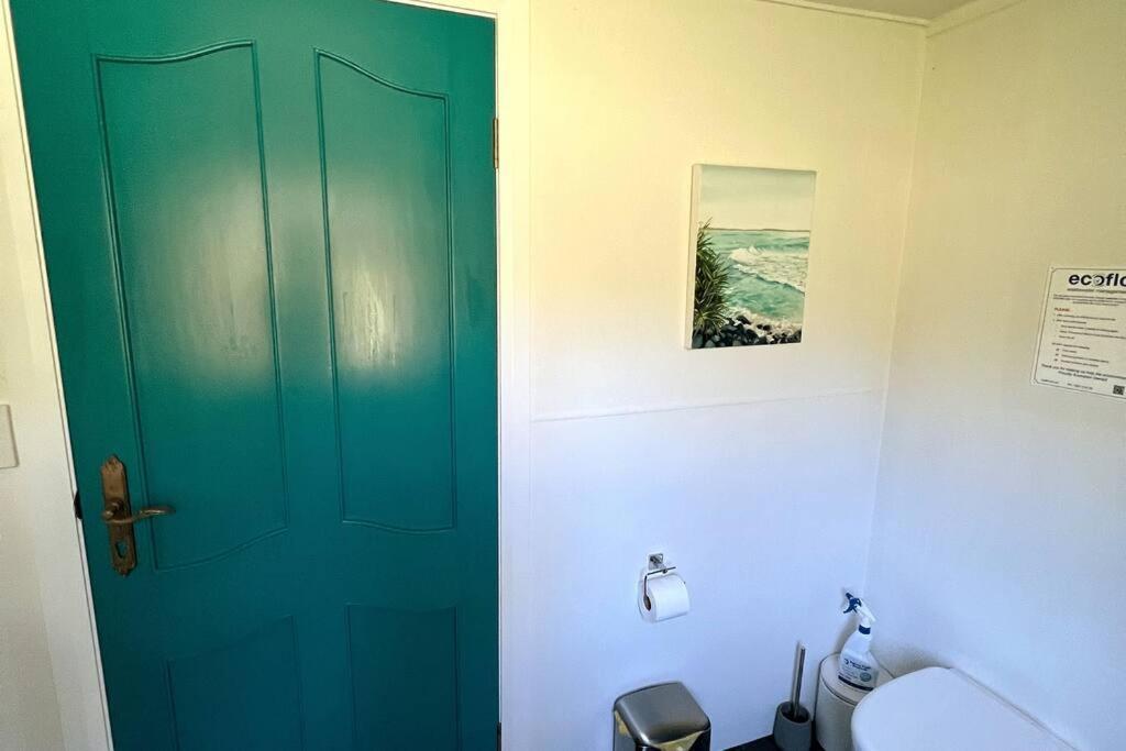 Alice & Elvis, Crescent Head, Retro Caravans With Deck, Bathroom & Outdoor Bath In A Bush Setting Near The Campsite *