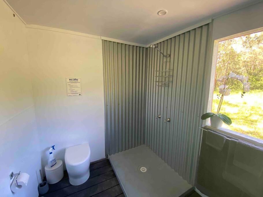 Alice & Elvis, Crescent Head, Retro Caravans With Deck, Bathroom & Outdoor Bath In A Bush Setting Near The Campsite Crescent Head