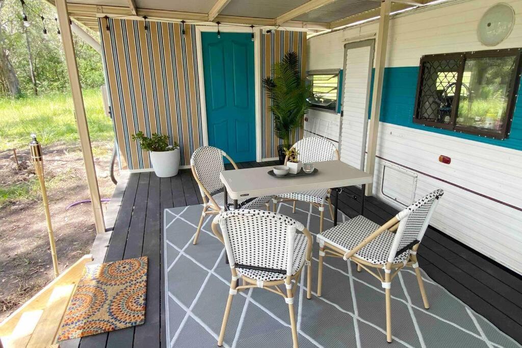 Alice & Elvis, Crescent Head, Retro Caravans With Deck, Bathroom & Outdoor Bath In A Bush Setting Near The Campsite *