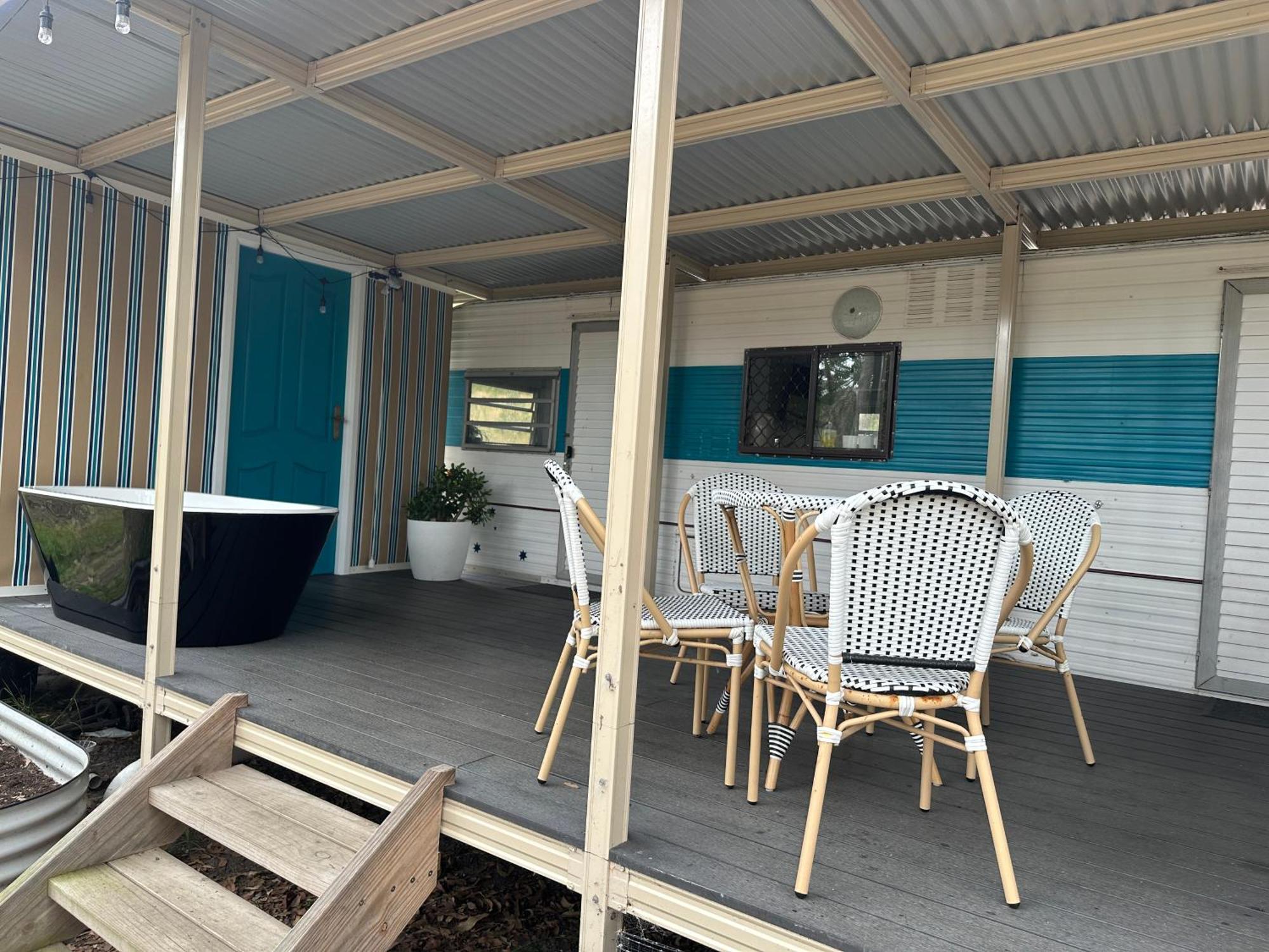 Alice & Elvis, Crescent Head, Retro Caravans With Deck, Bathroom & Outdoor Bath In A Bush Setting Near The * Crescent Head