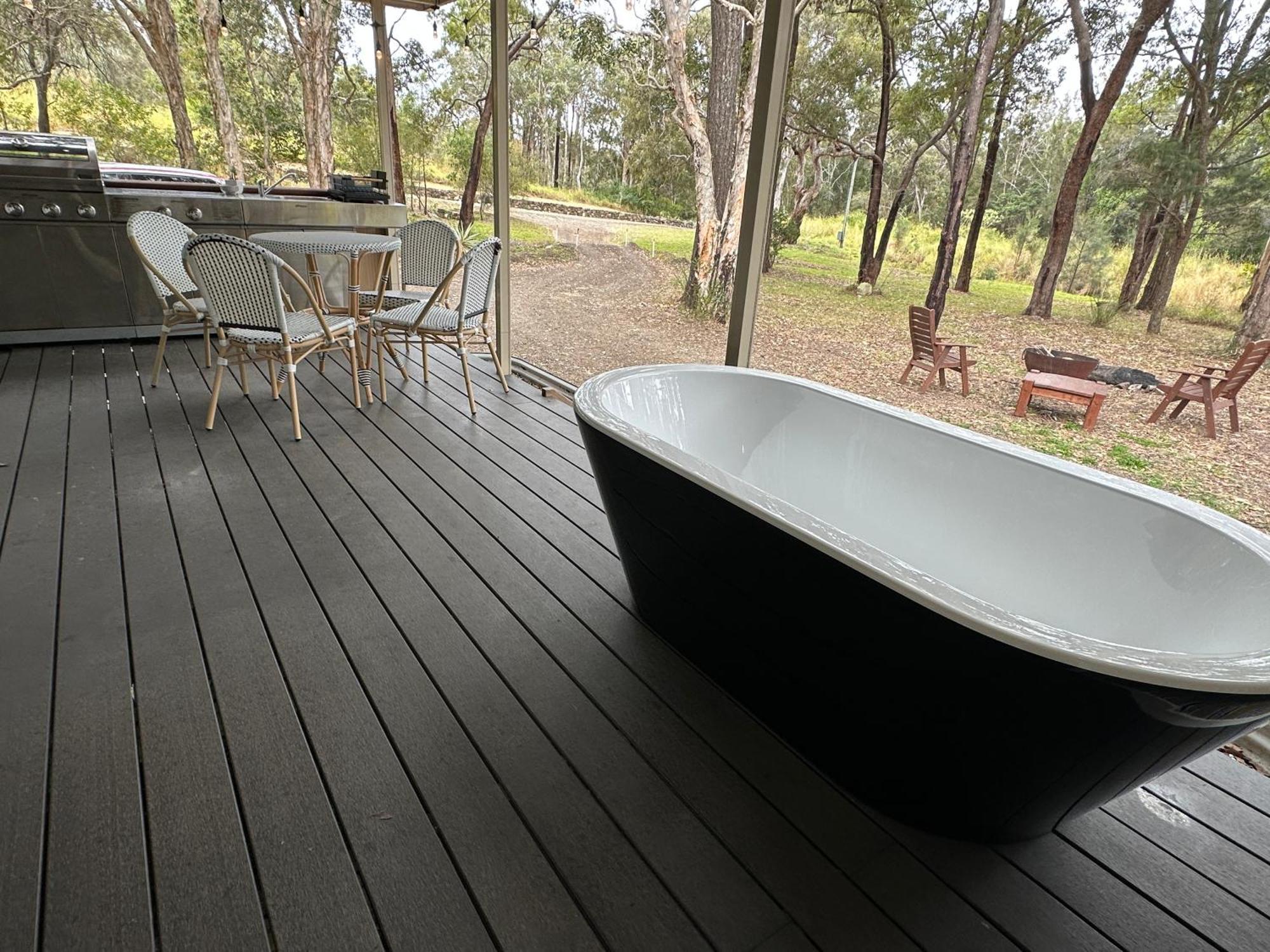 Alice & Elvis, Crescent Head, Retro Caravans With Deck, Bathroom & Outdoor Bath In A Bush Setting Near The Crescent Head