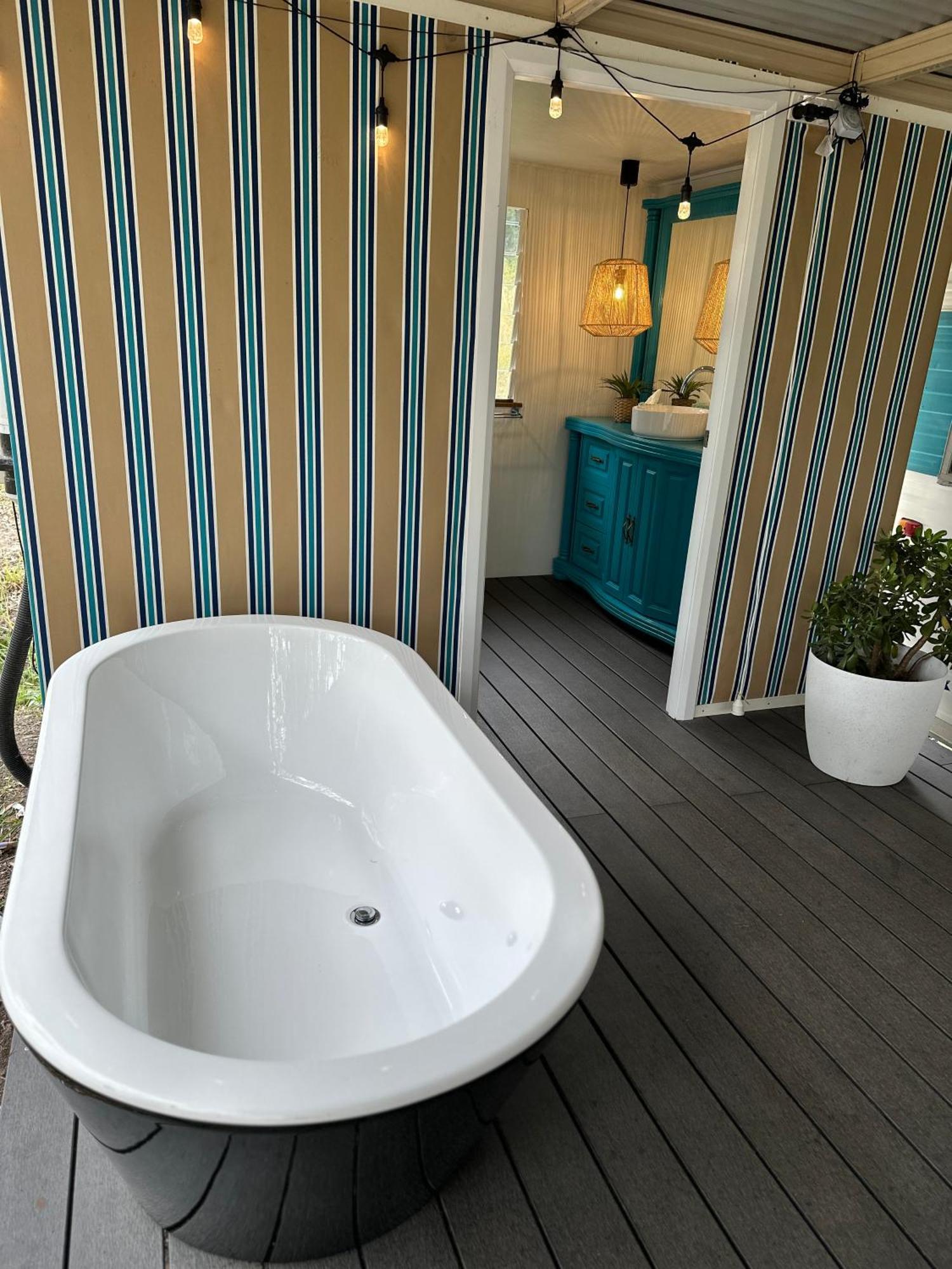 Alice & Elvis, Crescent Head, Retro Caravans With Deck, Bathroom & Outdoor Bath In A Bush Setting Near The Campsite *
