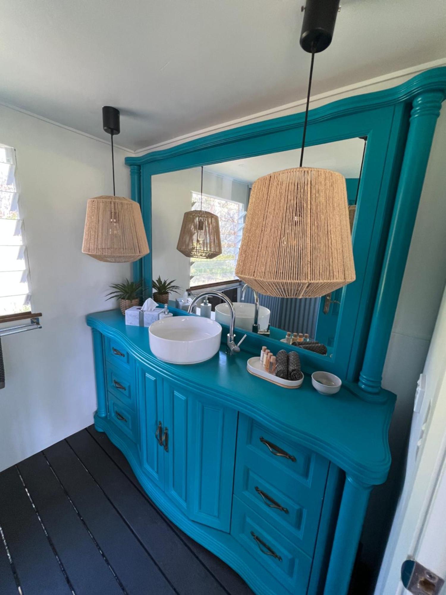 Alice & Elvis, Crescent Head, Retro Caravans With Deck, Bathroom & Outdoor Bath In A Bush Setting Near The * Crescent Head