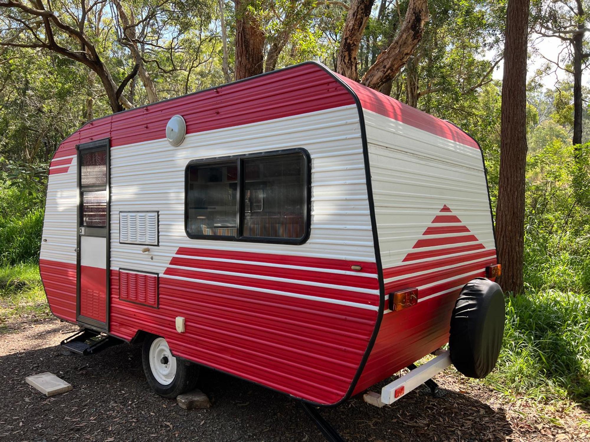 Alice & Elvis, Crescent Head, Retro Caravans With Deck, Bathroom & Outdoor Bath In A Bush Setting Near The Crescent Head
