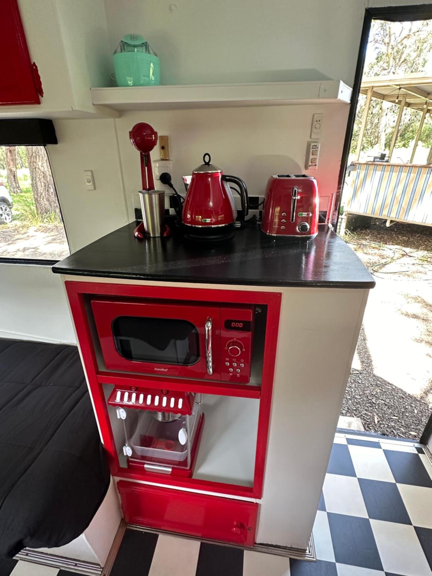 Alice & Elvis, Crescent Head, Retro Caravans With Deck, Bathroom & Outdoor Bath In A Bush Setting Near The Campsite *