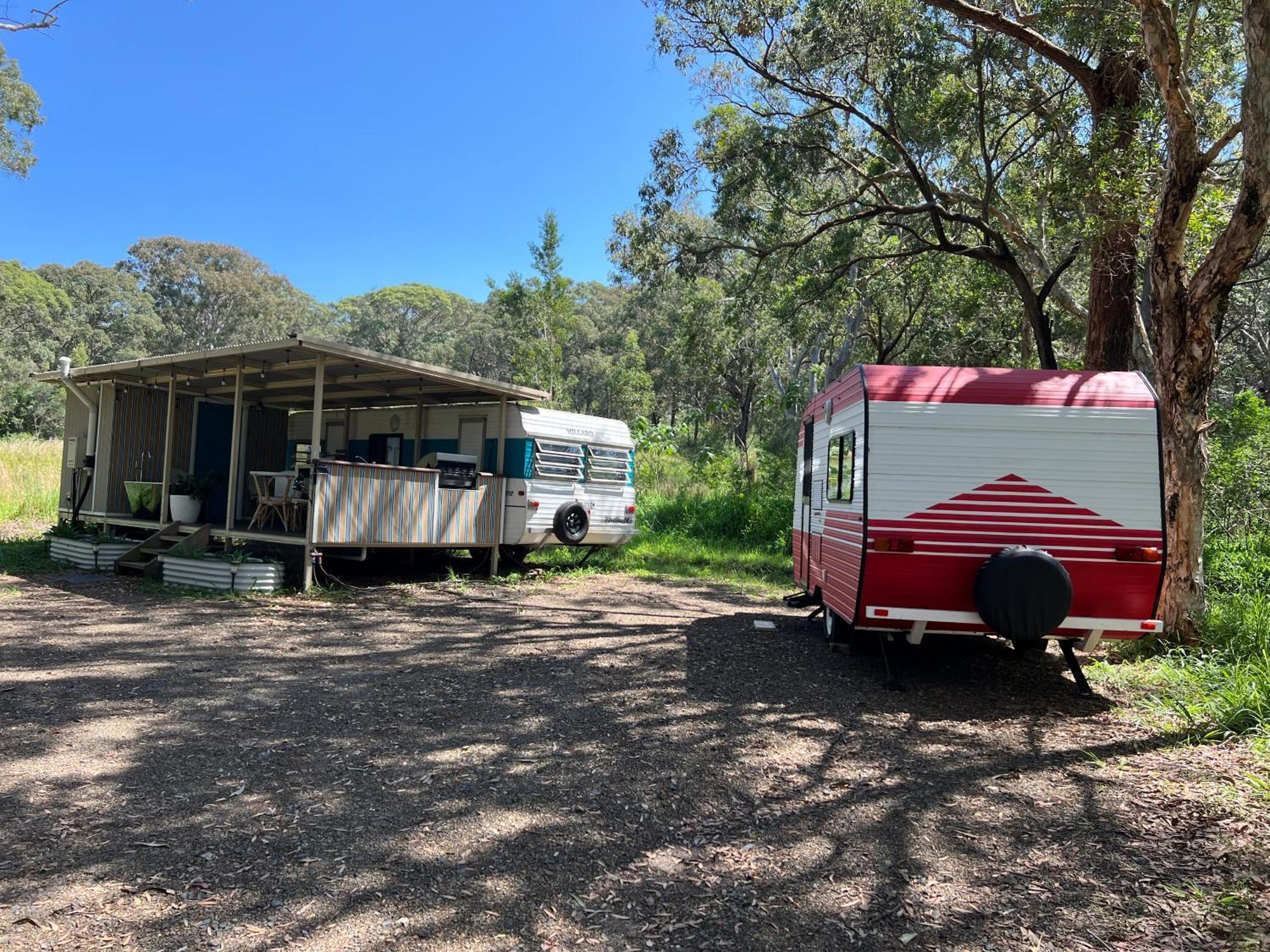 Alice & Elvis, Crescent Head, Retro Caravans With Deck, Bathroom & Outdoor Bath In A Bush Setting Near The Campsite