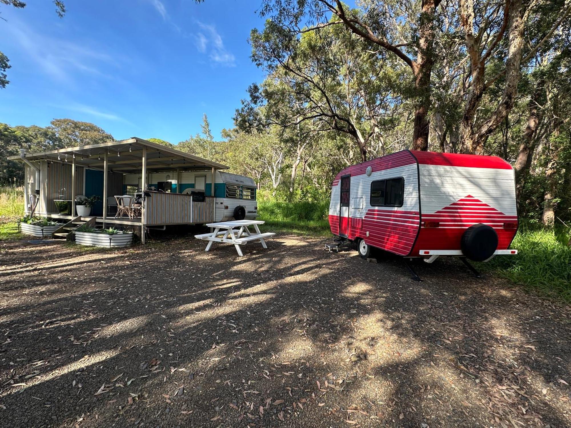 Campsite Alice & Elvis, Crescent Head, Retro Caravans With Deck, Bathroom & Outdoor Bath In A Bush Setting Near The *